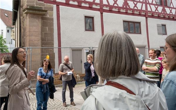 Kunsthistorikerin Dr. Michaela Bautz (links) bietet zwei Führungen am Fruchtkasten an. GB-Foto (Archiv): Vecsey