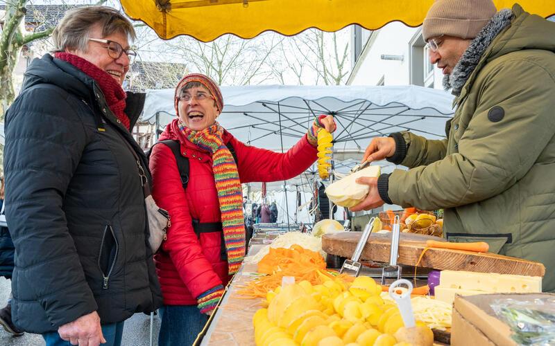 Kunstwerke durch Schälen und Schneiden entstehen an diesem Stand durch einen speziellen Kartoffelschäler. GB-Foto: Vecsey