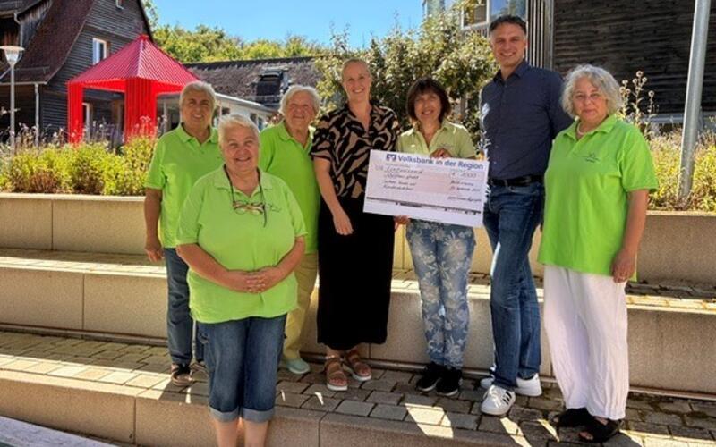 Kuppingen – Fünf Kuppinger Landfrauen machten sich zuletzt auf den Weg nach Hildrizhausen, um dem dortigen Waldhaus in Person von Philipp Löffler und Stephanie Dieterle eine Spende über 1000 Euro für das Frauen- und Kinderschutzhaus in Herrenberg zu übergeben. Die Landfrauen hatten den Betrag beim Bauernmarkt im Sommer durch ihren Brotverkauf erwirtschaftet. Bei der Übergabe berichteten Löffler und Dieterle mit großem Engagement von der wichtigen Arbeit und den Angeboten des Schutzhauses. Die Kuppinger Landfrauen freuten sich, mit ihrer Spende einen Beitrag zur Unterstützung von Frauen und Kindern in schwierigen Lebenssituationen leisten zu können. gb/GB-Foto