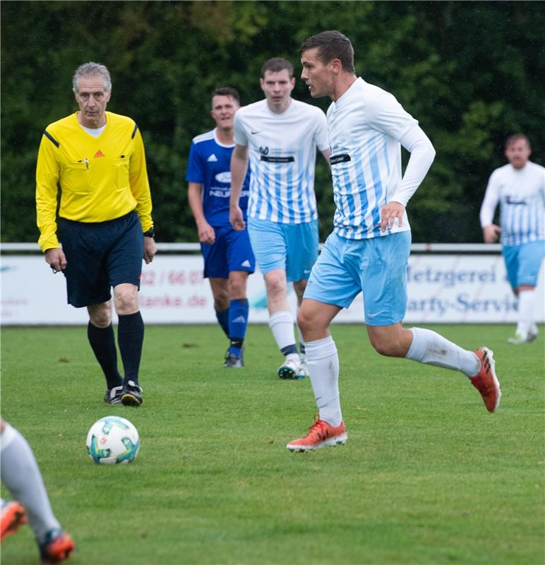 Kuppingen - Nebringen Fußball  9 / 2019 Foto: Schmidt  Spielertrainer Werner