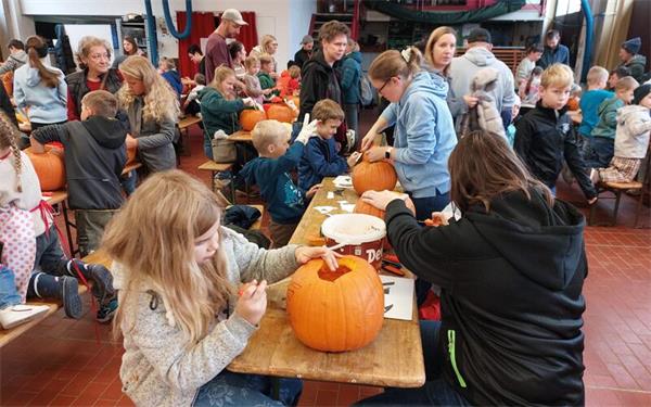 Kuppingen  – Schon nach 20 Minuten waren über 50 Kürbisse auf dem Weg in kreative Kinderhände: Beim Kürbisschnitzen des Obst- und Gartenbauvereins Kuppingen herrschte am Wochenende reger Andrang. Zahlreiche Kinder und Familien verwandelten in guten drei Stunden insgesamt über 125 Kürbisse in fantasievolle Kunstwerke mit gruseligen Halloween-Fratzen. Im Kuppinger Feuerwehrhaus war bei selbstgemachtem Kuchen, roter Wurst und Kürbissuppe somit einiges geboten. Ein rundum gelungenes Fest, das Groß und Klein bereits zum siebten Mal begeisterte. bru/GB-Foto: Wirth