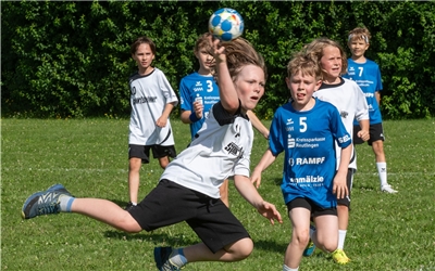 Kuppingen, Sportgelände, Handball, Jugendturnier, HSV Oberjesingen-Kuppingen,  SV Bondorf Weiß) - Stadtwerke Metzingen (blau), E-Jugend,  GB-Foto: Vecsey