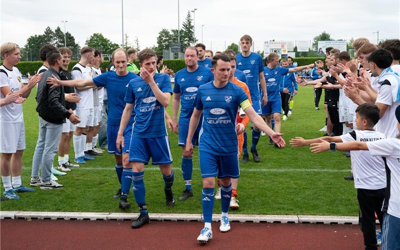 Kuppingens Kapitän Marius Kudler (Mitte) führt sein Team zur Siegerehrung beim Pokalfinale in Herrenberg. GB-Foto: Vecsey