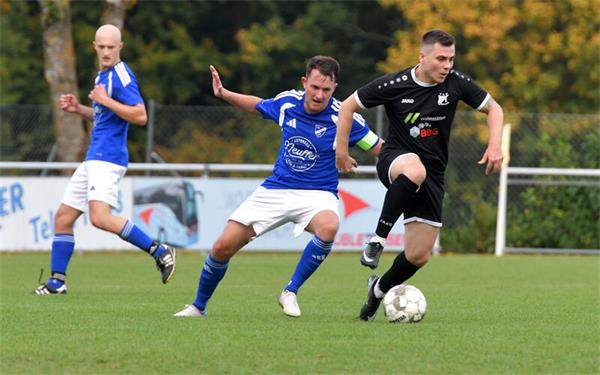 Kuppingens Kapitän Marius Kudler (links) hat im Zweikampf das Nachsehen. GB-Foto: Holom