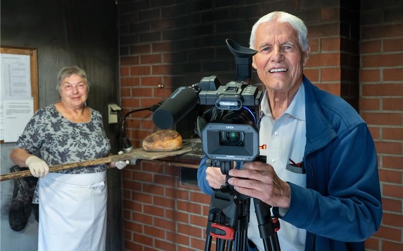Kurt Haug dreht im BackhausSequenzen für die Verfilmung desHeimatlieds „Mein Hildrizhausen“.Im Hintergrund: Eveline Kohler. GB-Foto: Vecsey