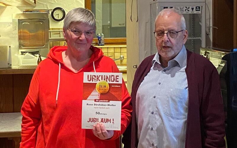 Kurt Kalmbach ehrte Rose Strohäker-Wolfer für 50 Jahre beim TC Jettingen. GB-Foto: gb