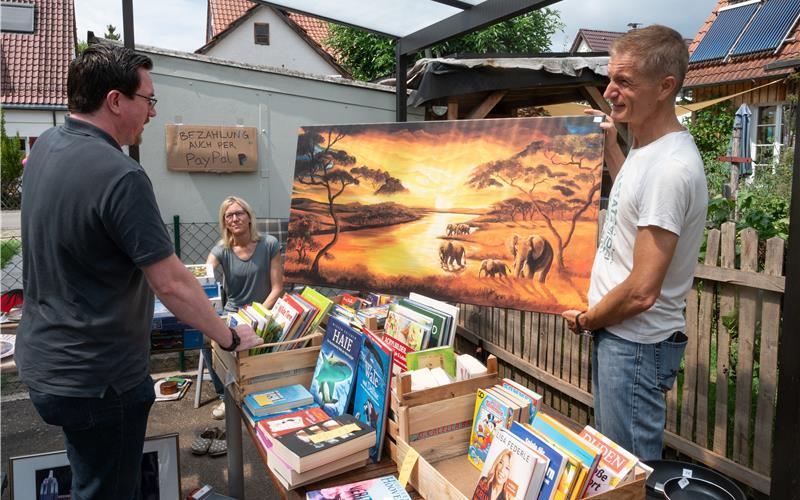 Kurt Mast (rechts) und Birgit Mast machten beim Garagenflohmarkt im „Quartier vier“ mit. GB-Foto (Archiv): Schmidt