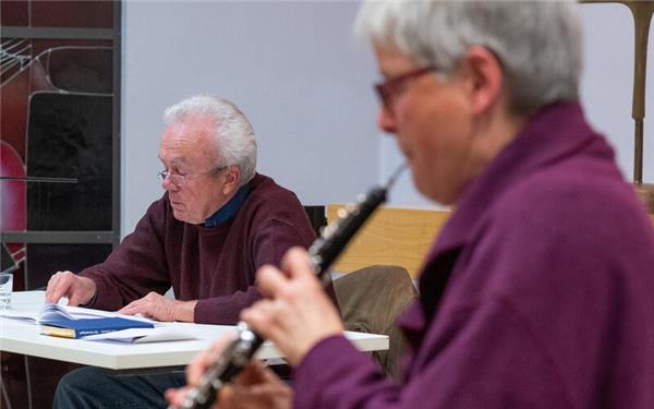 Kurt Oesterle teilt seine Erinnerungen an seine Großmutter mit den Zuhörern, während Christine Knoll mit der Oboe begleitet.  GB-Foto: Vecsey