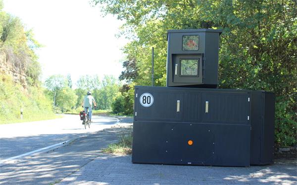 Kurz hinter dem Poltringer Friedhof steht derzeit ein mobiler Blitzer. GB-Foto: Schnurr