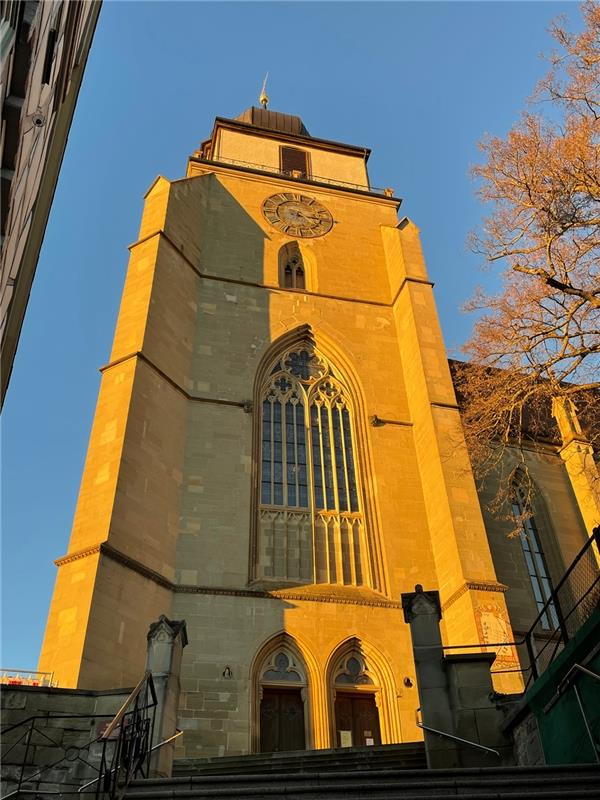 Kurz vor Sonnenuntergang ein goldener Moment an der Stiftskirche, eingefangen vo...