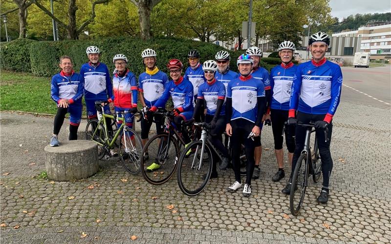 Kurz vor dem Start: Steffen Wild (ganz links) und Daniel Böhm (ganz rechts) mit weiteren Tourenleitern und Mitradlern. GB-Foto: Holzapfel