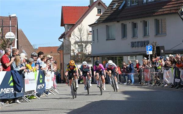 Kurz vor dem Zielstrich fiel die Entscheidung bei den Frauen und den Juniorinnen (von links): Edda Bieberle (Siegerin Juniorinnen), Franziska Brauße (Siegerin Frauen), Luna-Marie Lau (Zweite der Juniorinnen) und Nela Kankovaska (Zweite der Frauen) lieferten sich ein packendes Finish. 