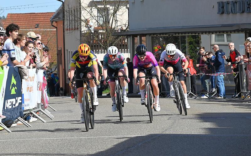 Kurz vor dem Zielstrich fiel die Entscheidung bei den Frauen und den Juniorinnen (von links): Edda Bieberle (Siegerin Juniorinnen), Franziska Brauße (Siegerin Frauen), Luna-Marie Lau (Zweite der Juniorinnen) und Nela Kankovaska (Zweite der Frauen) lieferten sich ein packendes Finish. 