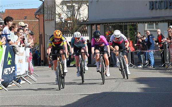 Kurz vor dem Zielstrich fiel die Entscheidung bei den Frauen und den Juniorinnen (von links): Edda Bieberle (Siegerin Juniorinnen), Franziska Brauße (Siegerin Frauen), Luna-Marie Lau (Zweite der Juniorinnen) und Nela Kankovaska (Zweite der Frauen) lieferten sich ein packendes Finish. 
