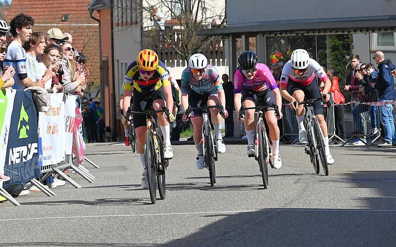 Kurz vor dem Zielstrich fiel die Entscheidung bei den Frauen und den Juniorinnen (von links): Edda Bieberle (Siegerin Juniorinnen), Franziska Brauße (Siegerin Frauen), Luna-Marie Lau (Zweite der Juniorinnen) und Nela Kankovaska (Zweite der Frauen) lieferten sich ein packendes Finish. 