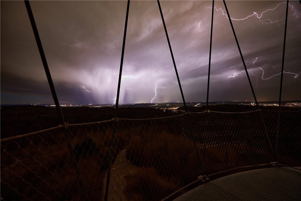 Kurzes, aber heftiges Gewitter, vom Schönbuchturm aus beobachtet.  Von Anne Bied...