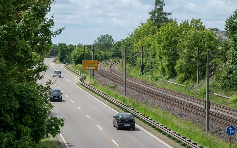 L1184: Links und rechts von der Straße erstreckt sich hier Nebringen.GB-Foto: Vecsey