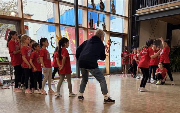 Lachen, Musik, Bewegung und viele neugierige Fragen