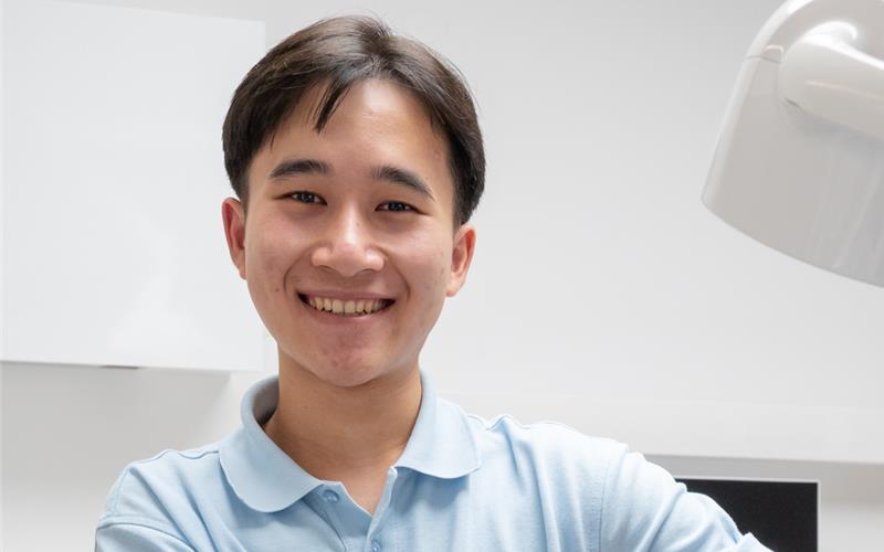 Lächelnd begrüßt Anh Tuan Vo die Patientinnen und Patienten in der Praxis von Dr. Uwe Walker in Entringen als zahnmedizinischer Fachangestellter. GB-Foto: Vecsey