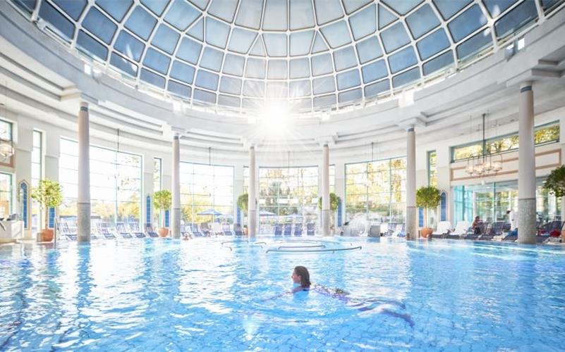 Lädt ein zum entspannten Schwimmen: Die Badehalle der Mineraltherme Böblingen.GB-Foto: gb