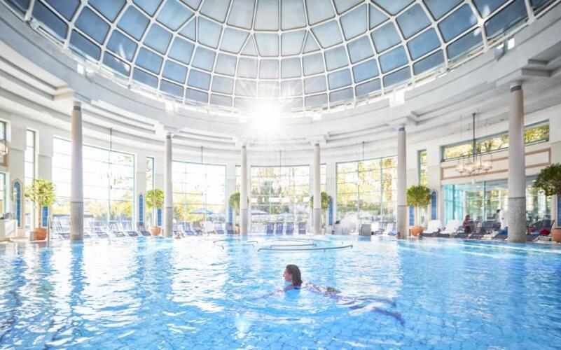 Lädt ein zum entspannten Schwimmen: Die Badehalle der Mineraltherme Böblingen. GB-Foto: gb
