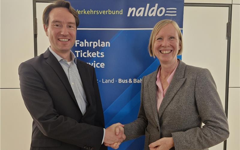 Landrätin Stefanie Bürkle begrüßt Bernd Adelmeyer. GB-Foto: Naldo