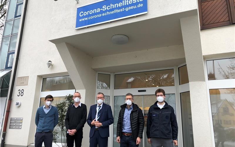 Landrat Bernhard (Mitte) besuchte mit Herrenbergs Oberbürgermeister Sprißler (2. von rechts) am Samstag das neue Corona-Schnelltestzentrum in der Stadt GB-Foto: gb