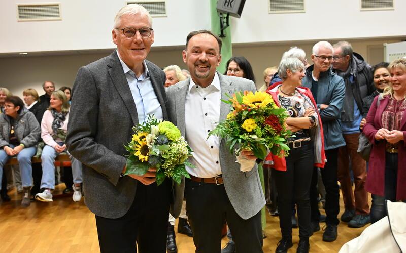 Landrat Helmut Riegger (links) gratuliert Miguel Pires Marques zum Wahlsieg. GB-Foto: Reichert