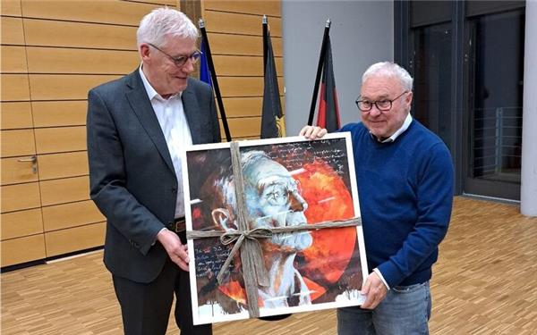 Landrat Helmut Riegger (links) schenkte dem scheidenden Kreisrat ein Bild. GB-Foto: Binder/Landratsamt Calw