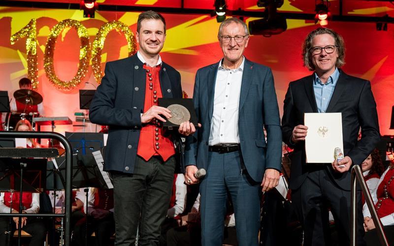 Landrat Roland Bernhard (Mitte) übergab die Plakette an Daniel Reichenecker (links) und Johannes Görke. GB-Foto: gb