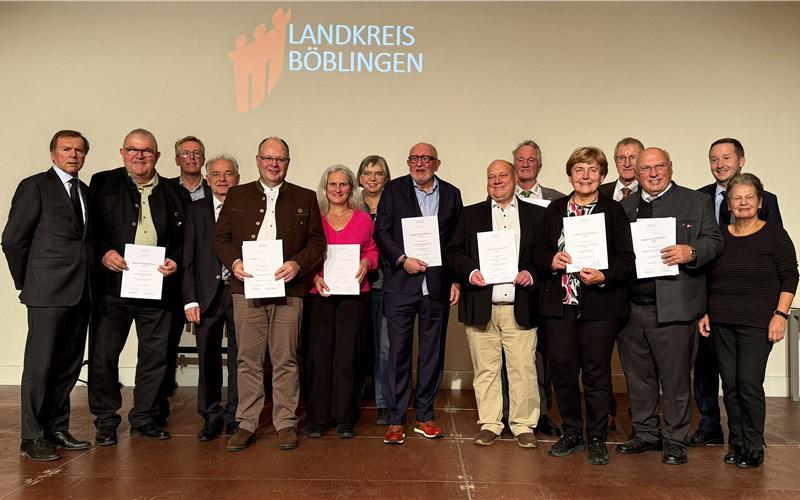 Landrat Roland Bernhard (Vierter von rechts) mit den Laudatoren und den Geehrten. GB-Foto: gb