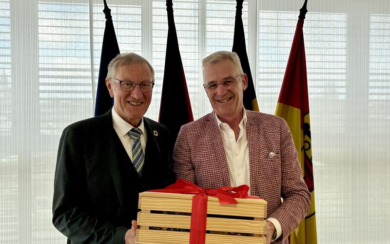 Landrat Roland Bernhard dankt Dr. Michael Jugenheimer für seinen über drei Jahrzehnte dauernden Einsatz als Chefarzt im Krankenhaus Herrenberg. GB-Foto: gb