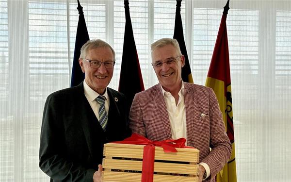 Landrat Roland Bernhard dankt Dr. Michael Jugenheimer für seinen über drei Jahrzehnte dauernden Einsatz als Chefarzt im Krankenhaus Herrenberg. GB-Foto: gb