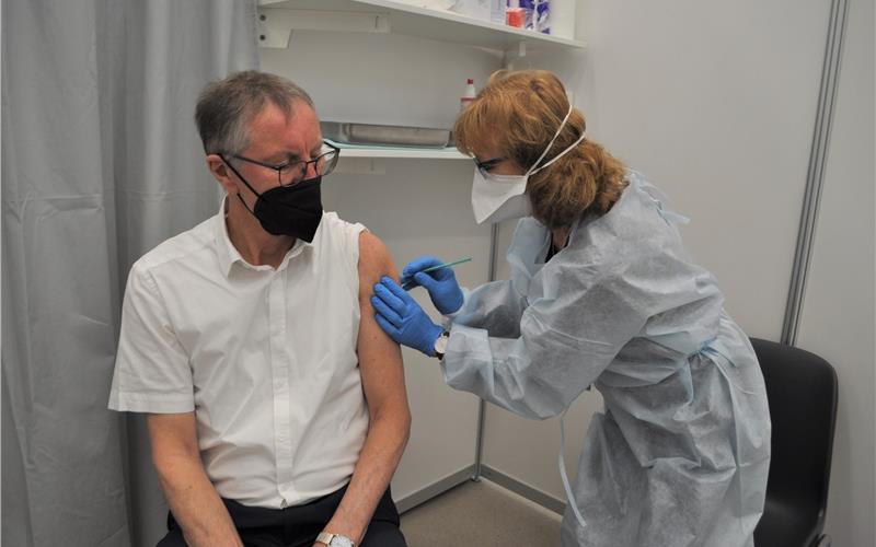 Landrat Roland Bernhard erhielt im April seine erste Impfspritze GB-Foto (Archiv): gb