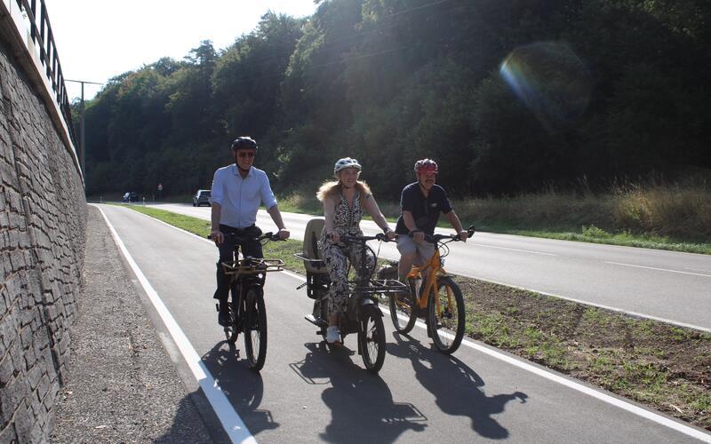 Landrat Roland Bernhard (links) freut sich über den neuen Radweg zwischen Aidlingen und Dagersheim. Die Kosten von fast einer Million Euro trägt der Steuerzahler. Kritik an der Maßnahme weist Bernhard zurück. GB-Foto: gb