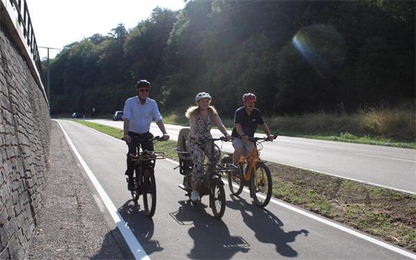 Landrat Roland Bernhard (links) freut sich über den neuen Radweg zwischen Aidlingen und Dagersheim. Die Kosten von fast einer Million Euro trägt der Steuerzahler. Kritik an der Maßnahme weist Bernhard zurück. GB-Foto: gb