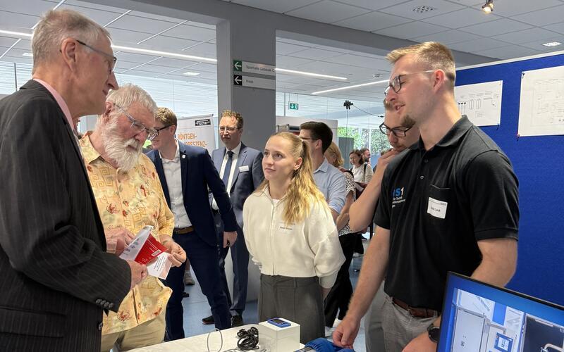 Landrat Roland Bernhard und Kreisrat Wilhelm Kern (von links) lassen sich auf der Technikermesse von den Schülerinnen und Schülern erklären, welche Ergebnisse ihre Arbeiten geliefert haben.GB-Foto: gb
