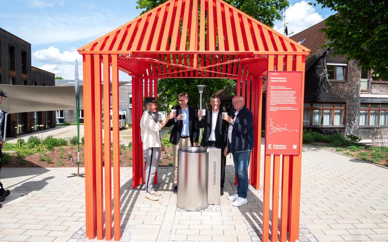 Landschaftsarchitekt Simon Groß, Regionaldirektor Dr. Alexander Lahl, Bürgermeister Matthias Schöck und der ehemalige Waldhaus-Geschäftsführer Hans Artschwager genießen den ersten Schluck aus dem neuen Brunnen. GB-Foto: Nüssle