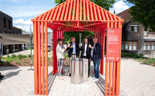 Landschaftsarchitekt Simon Groß, Regionaldirektor Dr. Alexander Lahl, Bürgermeister Matthias Schöck und der ehemalige Waldhaus-Geschäftsführer Hans Artschwager genießen den ersten Schluck aus dem neuen Brunnen. GB-Foto: Nüssle