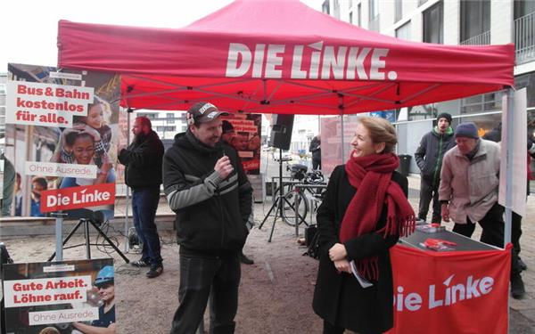 Landtagskandidat Thomas Walz und die Parteivorsitzende Ines Schwerdtner auf dem Wahlkampfstand der Linken.GB-Foto: Staber