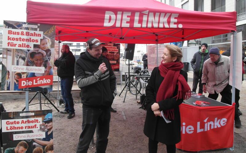 Landtagskandidat Thomas Walz und die Parteivorsitzende Ines Schwerdtner auf dem Wahlkampfstand der Linken.GB-Foto: Staber