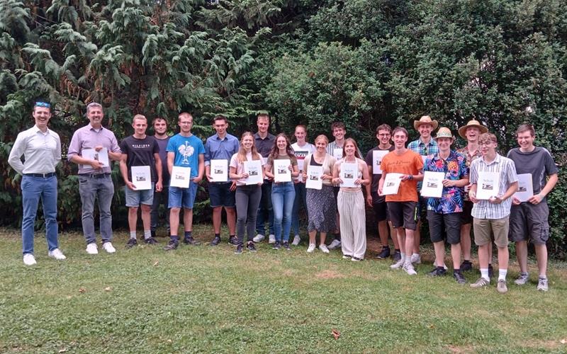 Landwirte der Hilde-Domin-Schule feiern Abschluss im Garten