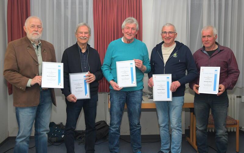 Langjährige Mitglieder wurden bei der Jahreshauptversammlung des TV Haslach mit (von links) Manfred Jesser, Rolf Fenchel, Dieter Däuble, Herbert Bökle und Hartwig Ulmer ausgezeichnet. GB-Foto: Gebhardt