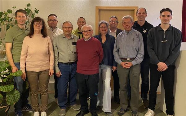 Langjährige Mitglieder wurden beim SV Gültlingen mit (von links) Steffen Ilmberger, Gudrun Gackenheimer, Christof Stadel, Walter Gackenheimer, Sven Bacher (in Vertretung für seinen Vater Albrecht Bacher), Heinrich Bäzner, Margarete Fritsch, Markus Bukowski, Walter Ahne, Matthias Stöffler und Luca Bukowski geehrt. GB-Foto: gb