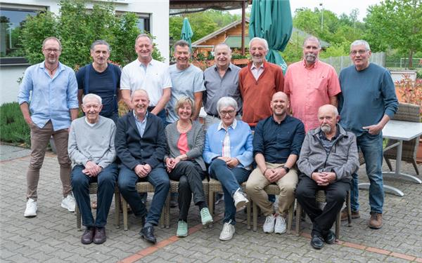 Langjährige und verdiente Mitglieder des TV Nebringen wurden geehrt mit (hintere Reihe von links) Heiko Petrik, Klaus Ormos, Axel Hörmann, Andreas Theiss, Roland Bandel, Wilfried Schittenhelm, Detlef Reichle (Vorstandsmitglied), Norbert Ormos, (vordere Reihe von links) Herbert Egeler, Frank Huber, Rita Kapp, Sonja Schittenhelm, Jochen Schuler und Gerhard Egeler.GB-Foto: Vecsey