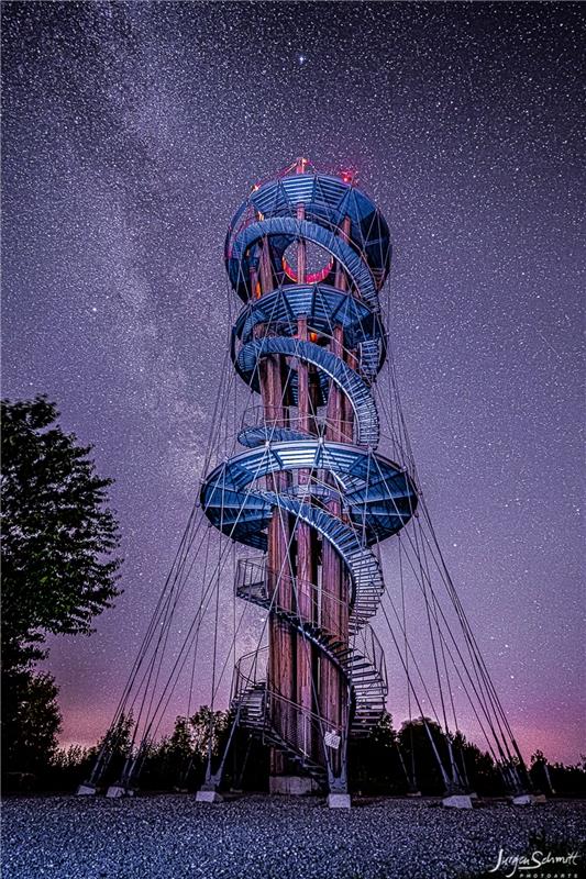 Langzeitaufnahme des Schönbuchturms mit Einbindung der Milchstraße und Lightpain...