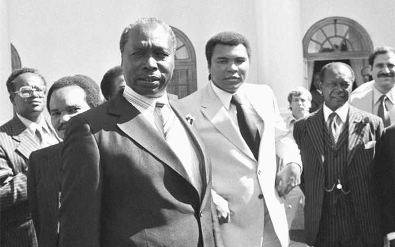 Langzeitpräsident: Daniel arap Moi (Mitte l.) trifft im Jahr 1980 die Boxlegende Muhammad Ali (M). Foto: Anonymous/AP/dpa