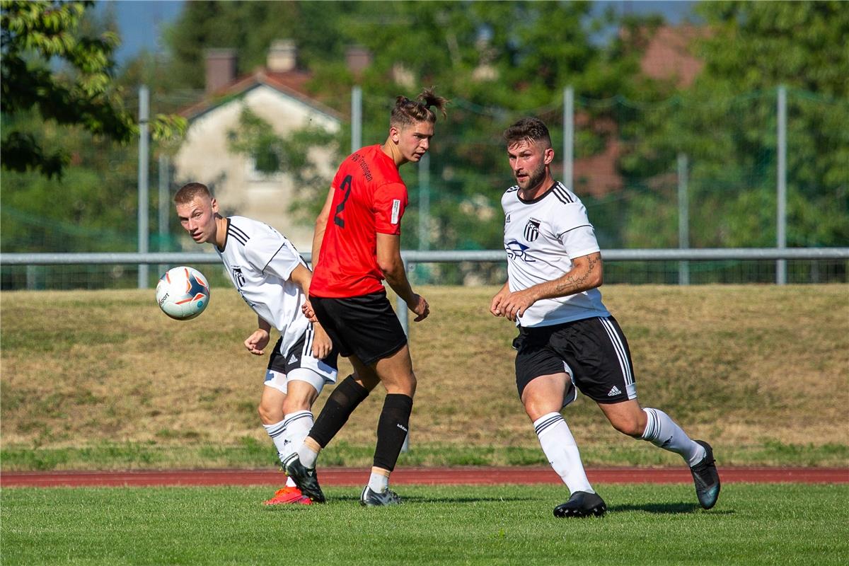 Lars Jaeger (FC Gaertringen #10), Vanja Velemirov (Spvgg Trossingen #02) und Leu...