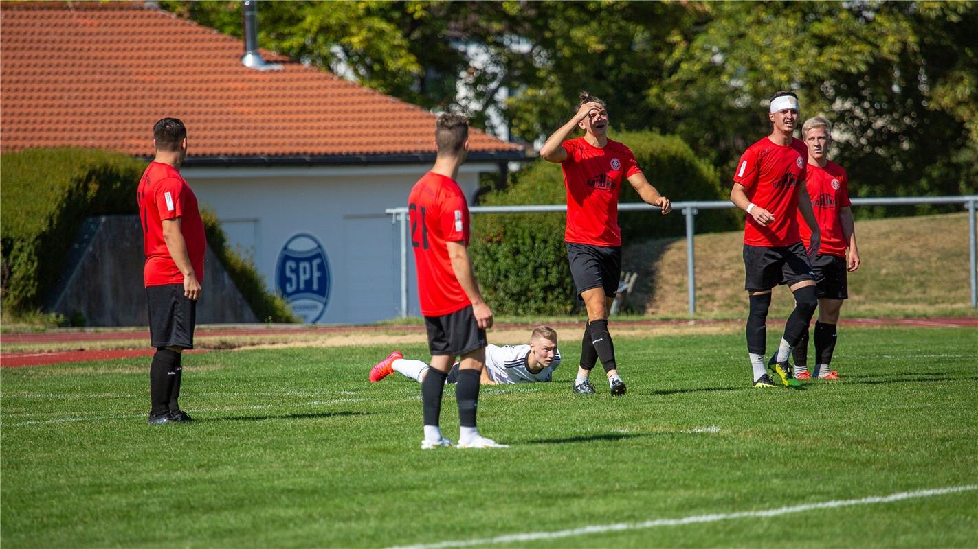 Lars Jaeger (FC Gaertringen #10) am Boden, elf meter fuer FC Gaertringen, Spvgg ...