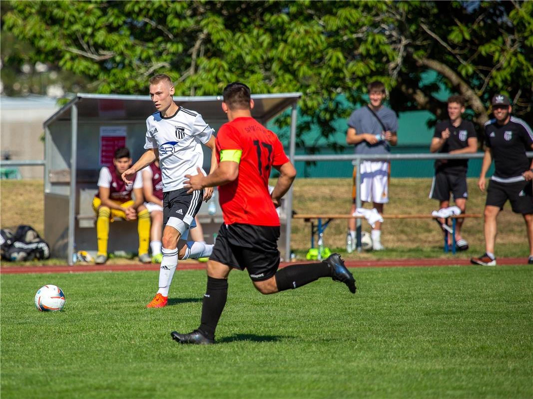 Lars Jaeger (FC Gaertringen #10) und Alexander Sopelnik (Spvgg Trossingen #17), ...